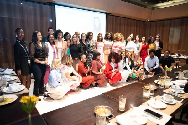 Foto de grupo com as participantes do evento Voz de Impacto