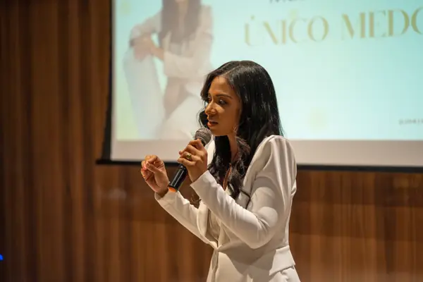 Jamile Kruschewsky palestrando no evento Voz de Impacto