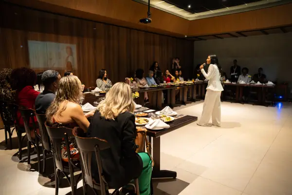 Participantes assistindo à palestra no evento Voz de Impacto