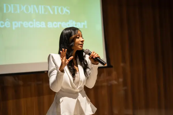 Jamile Kruschewsky palestrando no evento Voz de Impacto